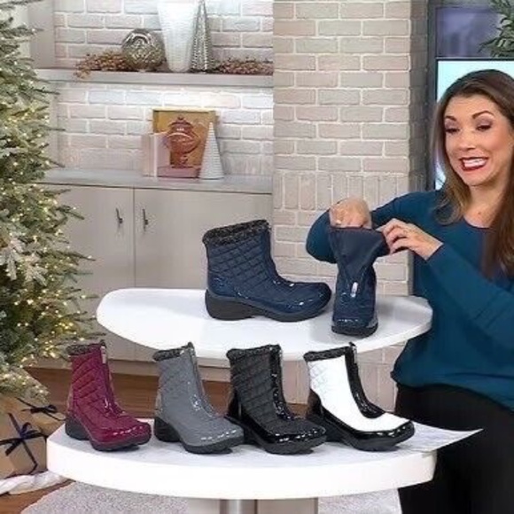 New Khombu Women's Shoe Ankle Boots Bootie Megan Waterproof Front Zip White NIB - Picture 3 of 4